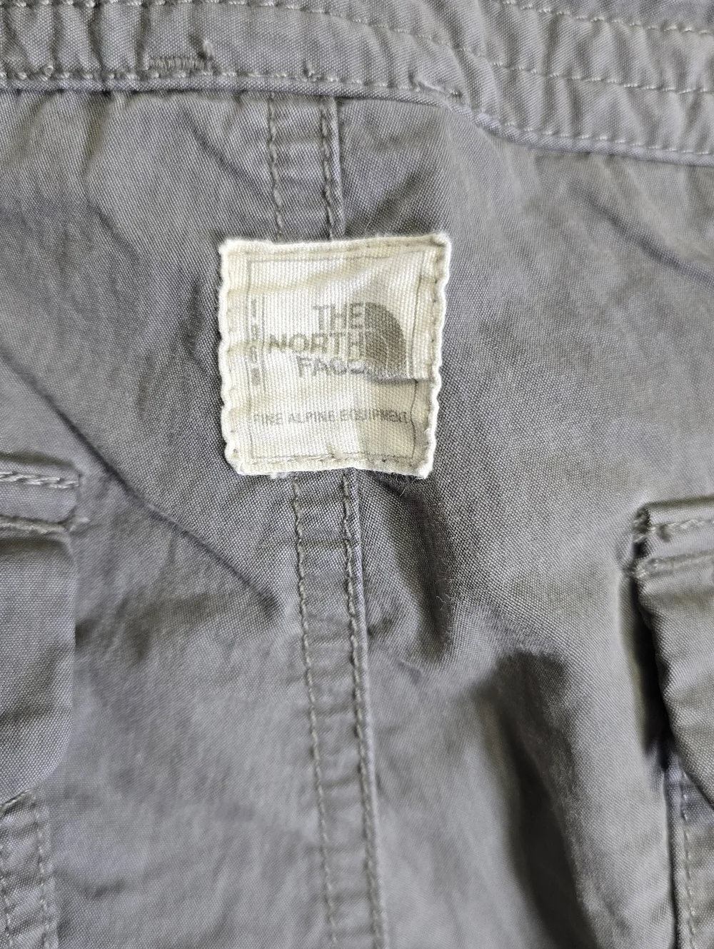 The North Face Olive Green/Gray Crop Cargo Pants Size 4‎